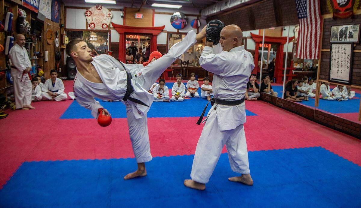 El karateca Edgar Torres, cinturón negro, segundo Dan, del equipo de Estados Unidos, se entrena con el Sensei Costa (der.), en el Art & Sport Center Bushido JKS en Hialeah, el 14 de septiembre de 2022.