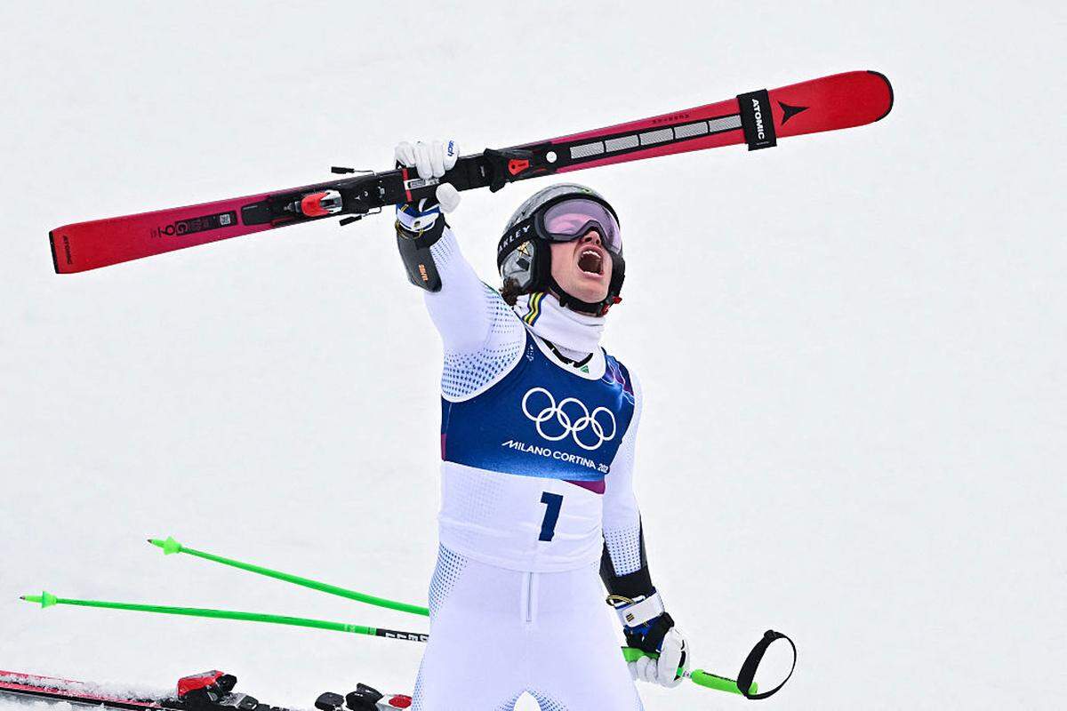 El brasileño Lucas Pinheiro Braathen celebra tras ganar el eslalon gigante de esquí alpino en los Juegos Olímpicos de Invierno de Milán-Cortina, el sábado. 