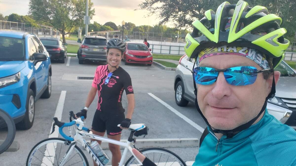 Silvia Trevisiol y su jefe, Jeff Weiner, quien la apoya de manera decidida para participar en el Dolphins Challenge Cancer.