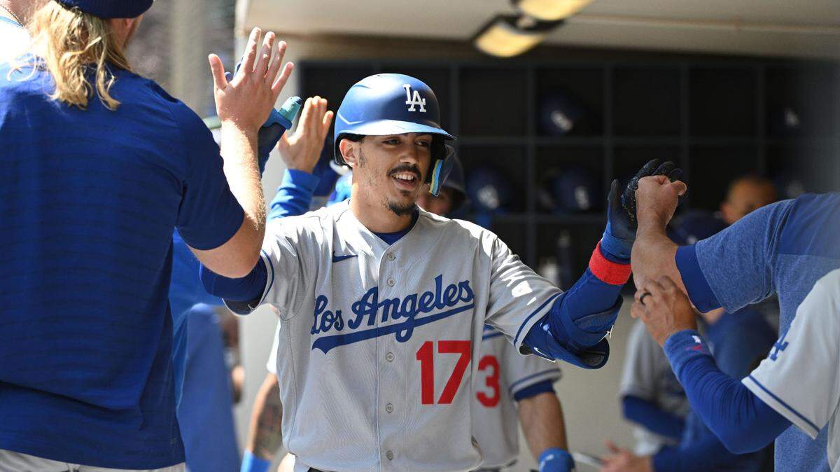 El segunda base de los Dodgers Miguel Vargas recibe el saludo de sus compañeros de equipo tras pegar un jonrón en el sexto inning del partido ante los Cerveceros de Milwaukee, celebrado el 10 de mayo de 2023.