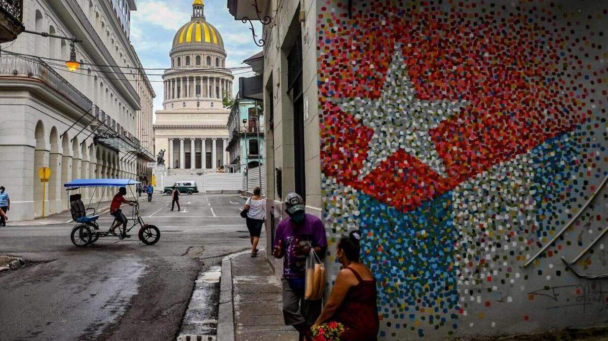 En esta foto de archivo del 12 de julio de 2021 se ve una calle de La Habana.  YAMIL LAGE / AFP / Getty Images