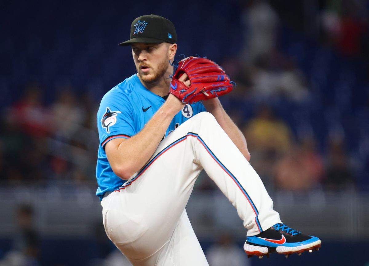 El abridor de los Marlins Trevor Rogers lanza en el primer inning del partido ante los Rangers de Texas, celebrado el 2 de junio de 2024 en Miami.