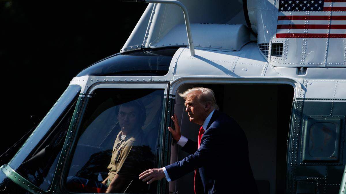 El presidente de Estados Unidos, Donald Trump, aborda el Marine One al partir de la Casa Blanca el 25 de julio del 2025 en Washington, D.C. El presidente se dirige a Escocia para una visita de trabajo que incluirá visitas a dos de sus campos de golf en Turnberry y Aberdeen.