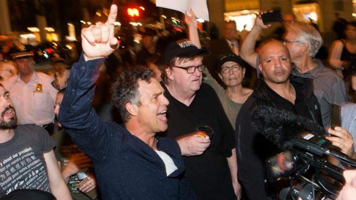 Mark Ruffalo y el director Michael Moore.