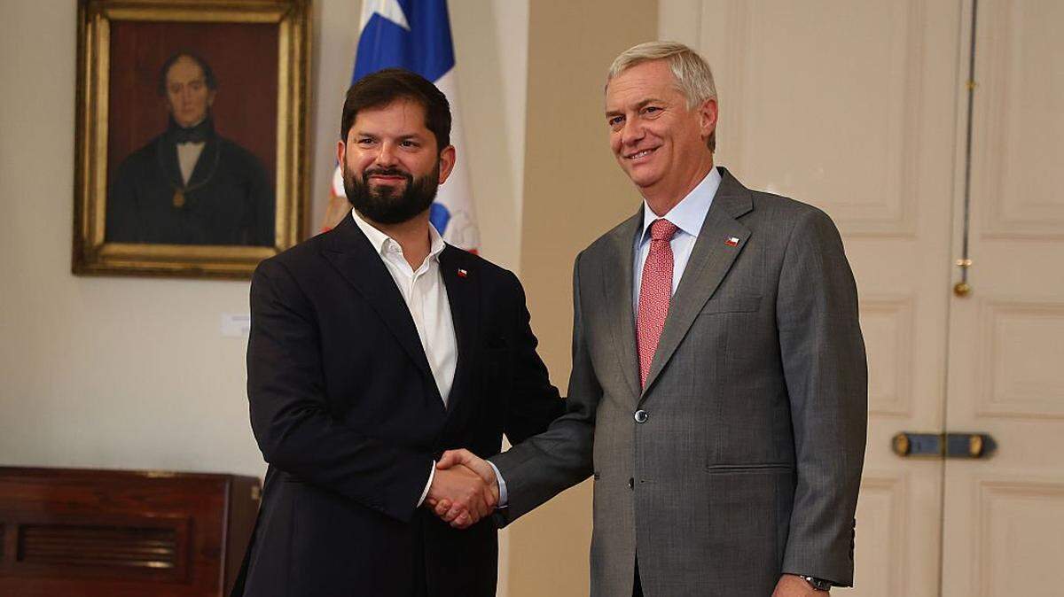 SANTIAGO, CHILE - DECEMBER 15: President of Chile Gabriel Boric receives President-elect JosÃ© Antonio Kast during a meeting after the presidential runoff at Palacio de La Moneda on December 15, 2021, in Santiago, Chile. (Photo by Marcelo Hernandez/Getty Images)