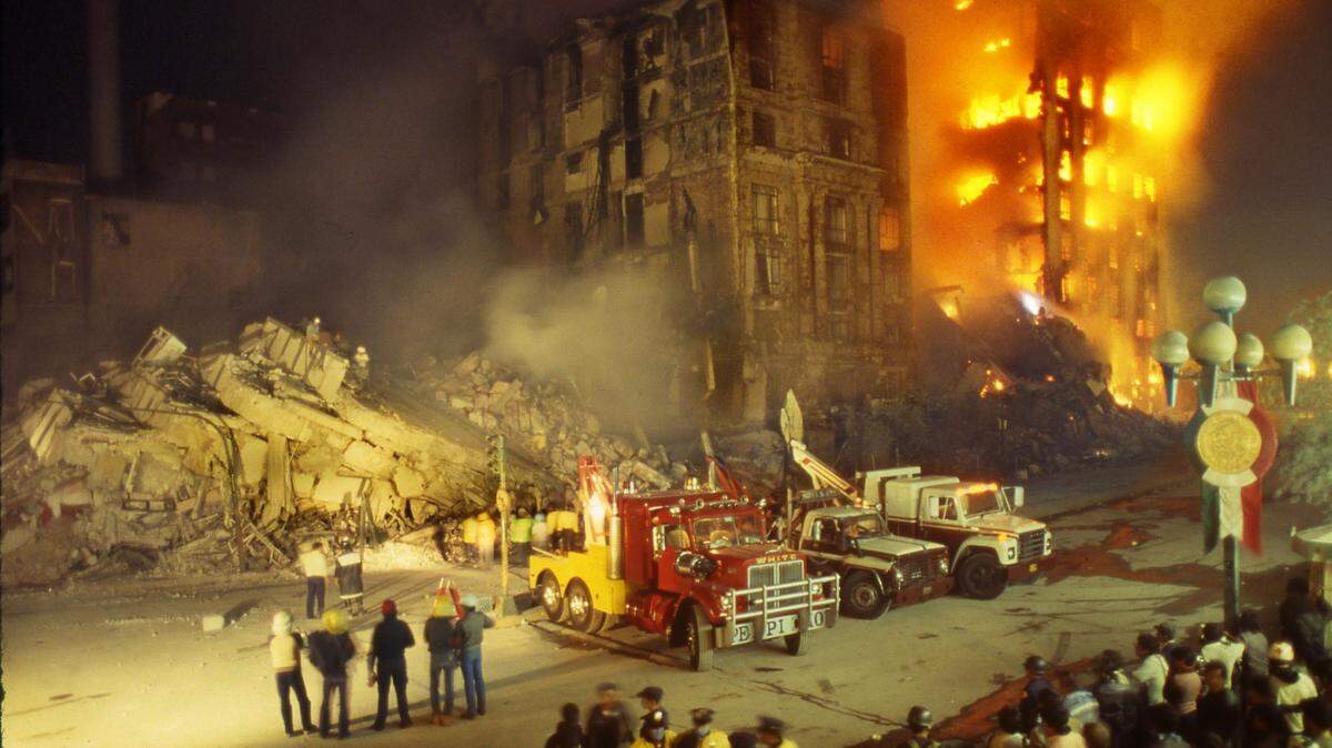 Edificio incendiado después del terremoto que afectó a Ciudad de México en 1985. El efecto devastador que tuvo otro fuerte terremoto en 2017 fue menor por el reforzamiento del código de construcción.