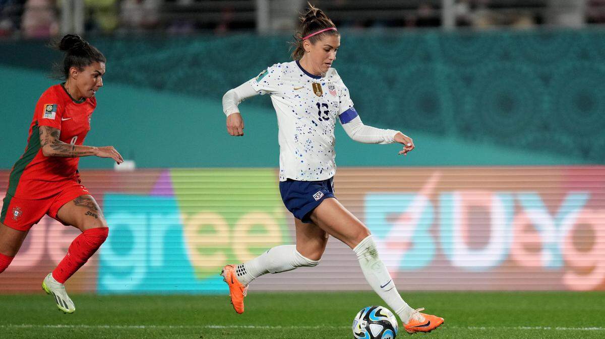 La delantera de Estados Unidos Alex Morgan conduce la pelota en el partido ante Portugal en el Mundial femenino, celebrado el 1ro de agosto de 2023 en Auckland, Nueva Zelanda.