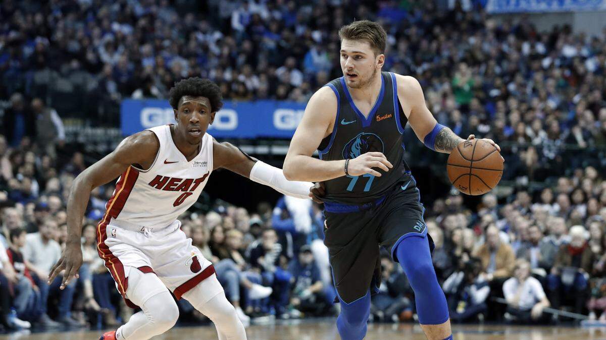 El jugador de los Mavericks Luka Doncic conduce la pelota ante la marca de Josh Richardson, del Heat, en el partido celebrado el 13 de febrero de 2019 en Dallas.