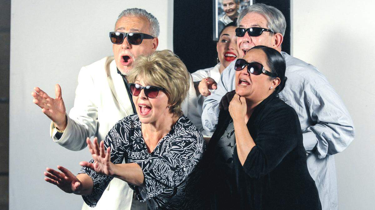 Elenco de "La última felicidad". Al frente: Alina Interián y Neher Jacqueline Briceño.  Al fondo: Grerardo Riverón, Verónica Sánchez y Julio Rodríguez.
