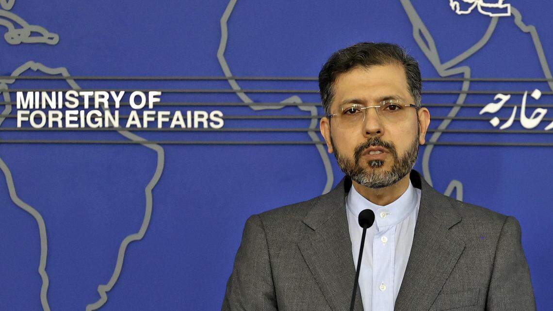 El portavoz del Ministerio de Asuntos Exteriores de Irán, Saeed Khatibzadeh, habla con los medios durante una conferencia de prensa en Teherán, el 11 de abril de 2022. -