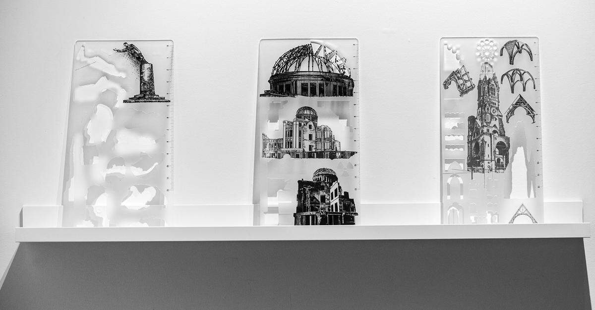 Vista de las piezas tituladas “Monuments” (extremo izquierdo), “Hiroshima Prefectural Building” y “Kaiser Memory Church”, de la serie ‘Firmitas, Utilitas et Venustas’, 2024. Corte láser e impresión sobre acrílico, 16 x 8 pulgadas.