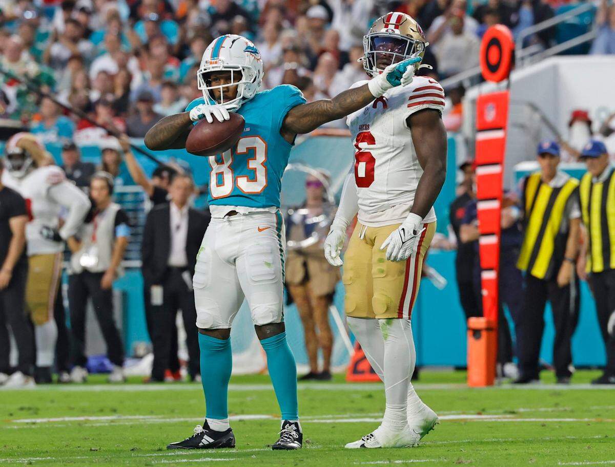 El wide receiver de los Dolphins Malik Washington (83) señala el primer down ante la mirada del safety de los 49ers de San Francisco Malik Mustapha, en una jugada del partido celebrado el 22 de diciembre de 2024 en el Hard Rock Stadium en Miami Gardens, Florida.