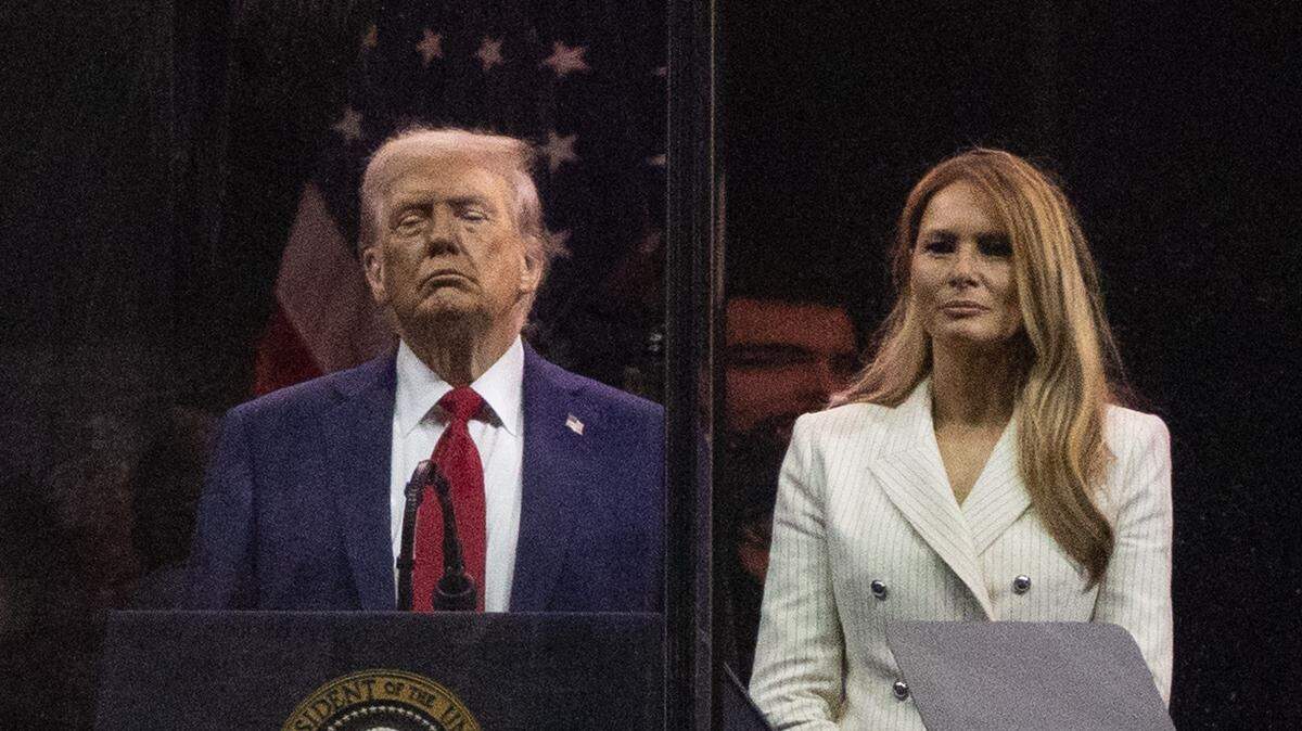 El presidente Donald Trump y la primera dama Melania Trump asisten al desfile militar por el aniversario 2050 del Ejército de Estados Unidos, el sábado 14 de junio de 2025, en Washington, DC.