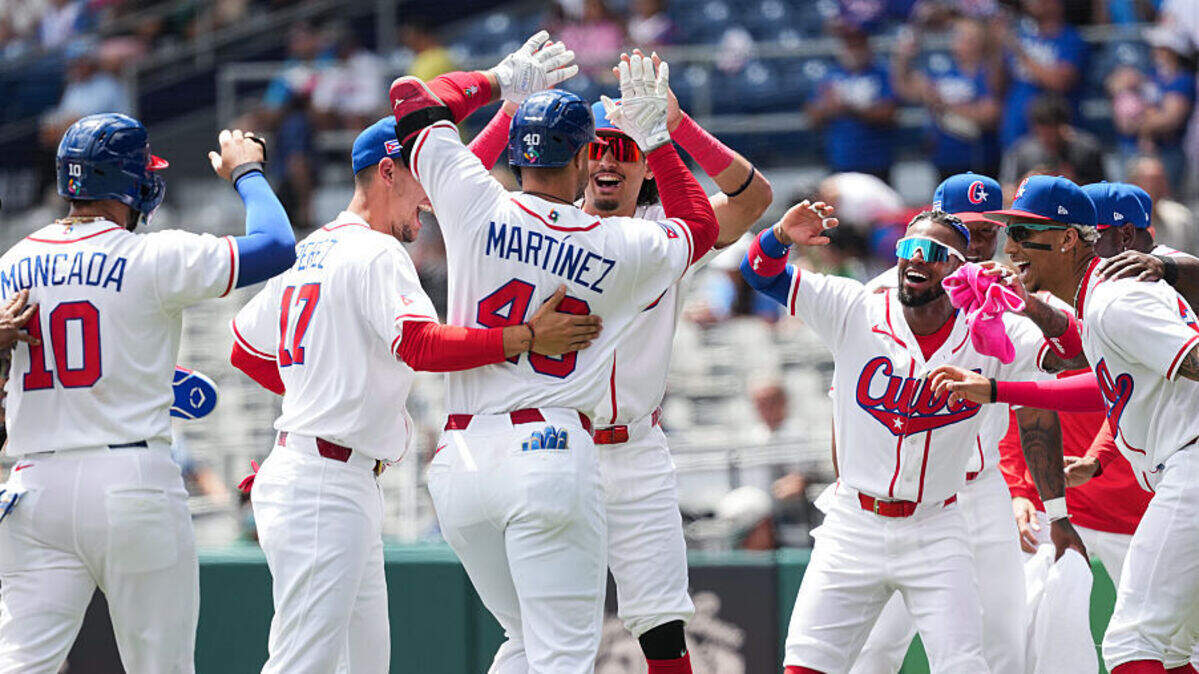El primera base de Cuba Ariel Martínez (#40) celebra  con sus compañeros de equipo tras pegar un jonrón de tres carreras en el primer inning ante Colombia, en el partido del Grupo A del Clásico Mundial de Béisbol efectuado en el estadio Hiram Bithorn en San Juan, Puerto Rico. 