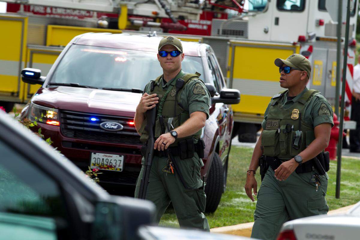 Policías de Maryland patrullan la zona donde murieron varias personas en un tiroteo en el periódico The Capital Gazette, en Annapolis, el jueves 28 de junio del 2018.