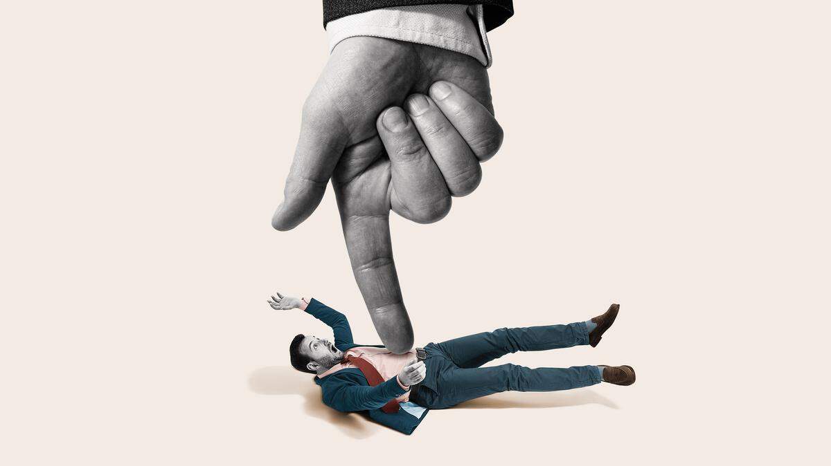Cuando un líder se enfoca en justificar sus propios errores o las limitaciones de sus colaboradores, en lugar de reconocerlos y enfrentarlos, crea una cultura de excusas.