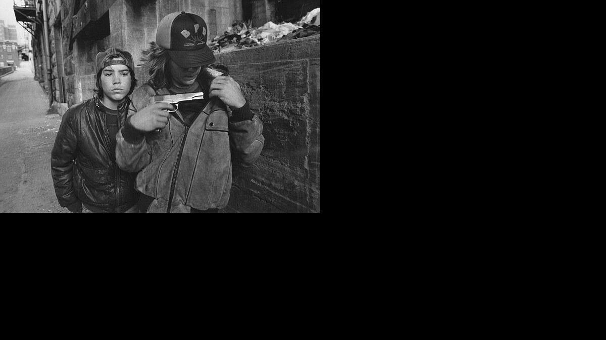Brooklyn, de 16 años, compartió una imagen tomada por la fotógrafo estadounidense Mary Ellen Mark en 1983 para la revista LIFE Magazine de un joven con una pistola en las calles Seattle.