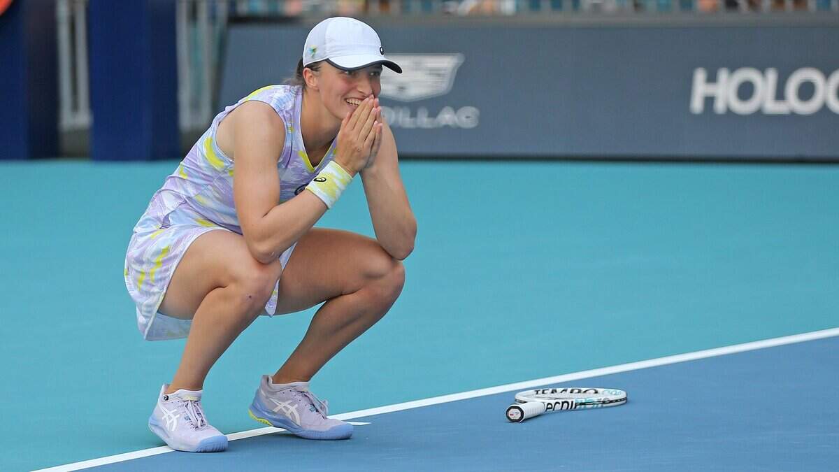 La polaca Iga Swiatek reacciona tras derrotar a la japonesa Naomi Osaka en la final femenina del Miami, el 2 de abril de 2022 en el Hard Rock Stadium en Miami Gardens.