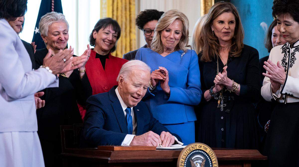 El presidente Joe Biden, acompañado de la primera dama Jill Biden y otras mujeres líderes, firma una orden ejecutiva que aprueba $200 millones para la investigación de la salud de las mujeres, en la Casa Blanca, Washington, D.C., el lunes 18 de marzo de 2024.