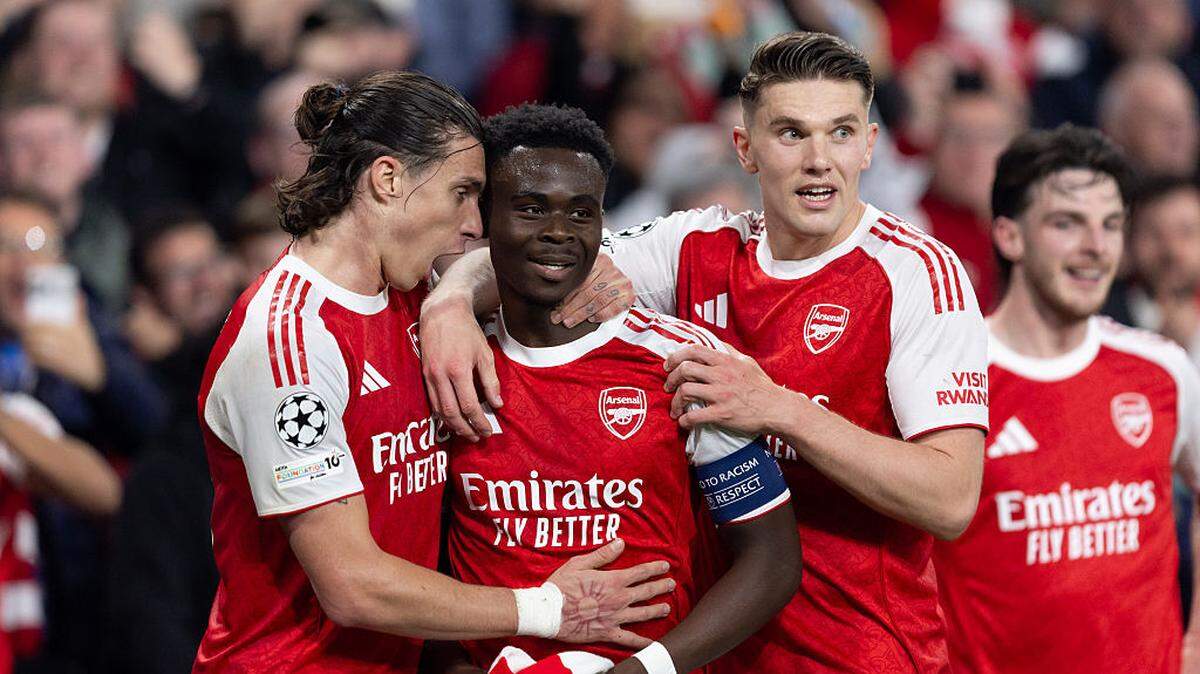 El jugador de Arsenal Bukayo Saka (centro) celebra tras anotar el gol del triunfo ante el Atlético de Madrid, en el partido de vuelta de la semifinal de la Liga de Campeones efectuado el 5 de mayo de 2026 en Londres.