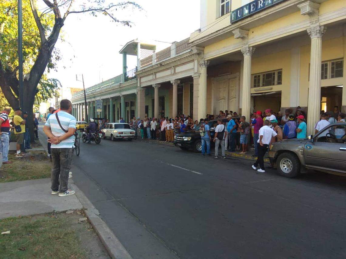 A la salida de la funeraria de Cienfuegos decenas de personas se congregaron para asistir al sepelio del presunto asesino de dos mujeres.