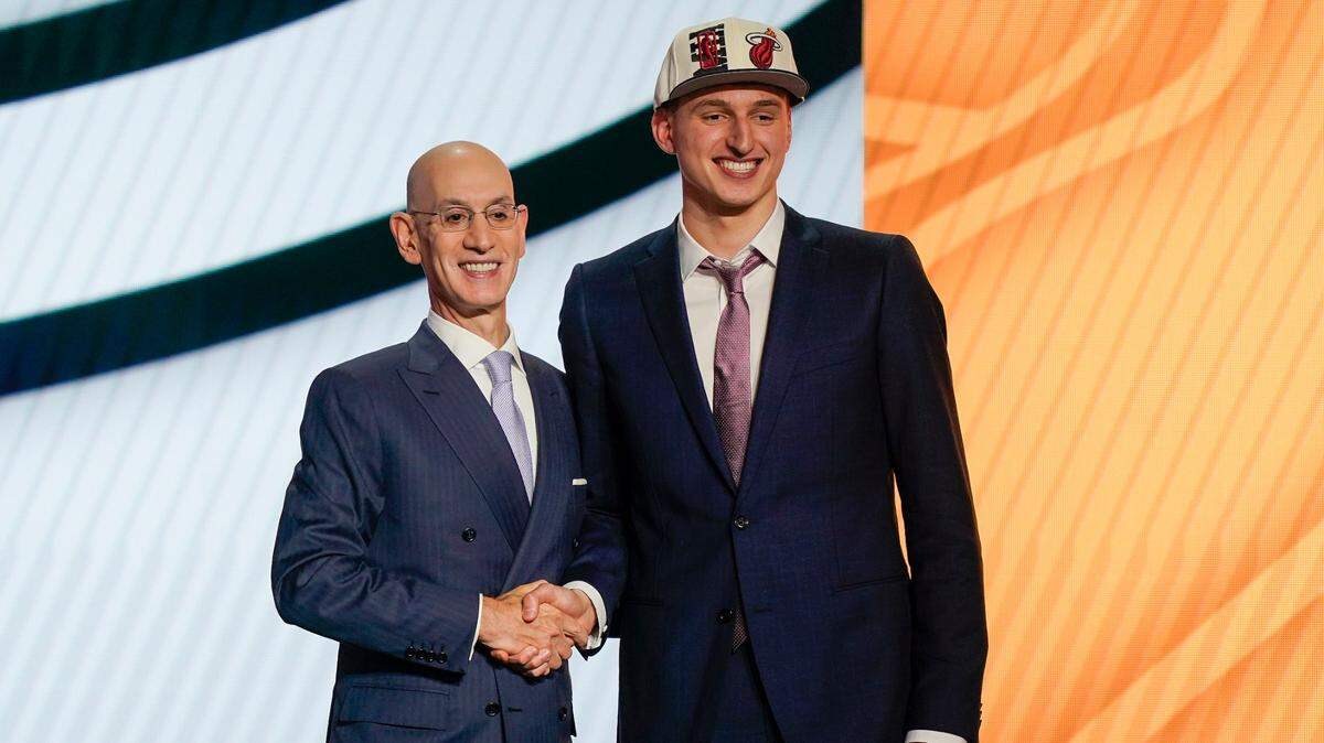 Nikola Jovic saluda al comisionado de la NBA Adam Silver tras ser escogido por el Heat de Miami en el puesto 27 de la primera ronda del Draft, el 23 de junio de 2022 en Nueva York.