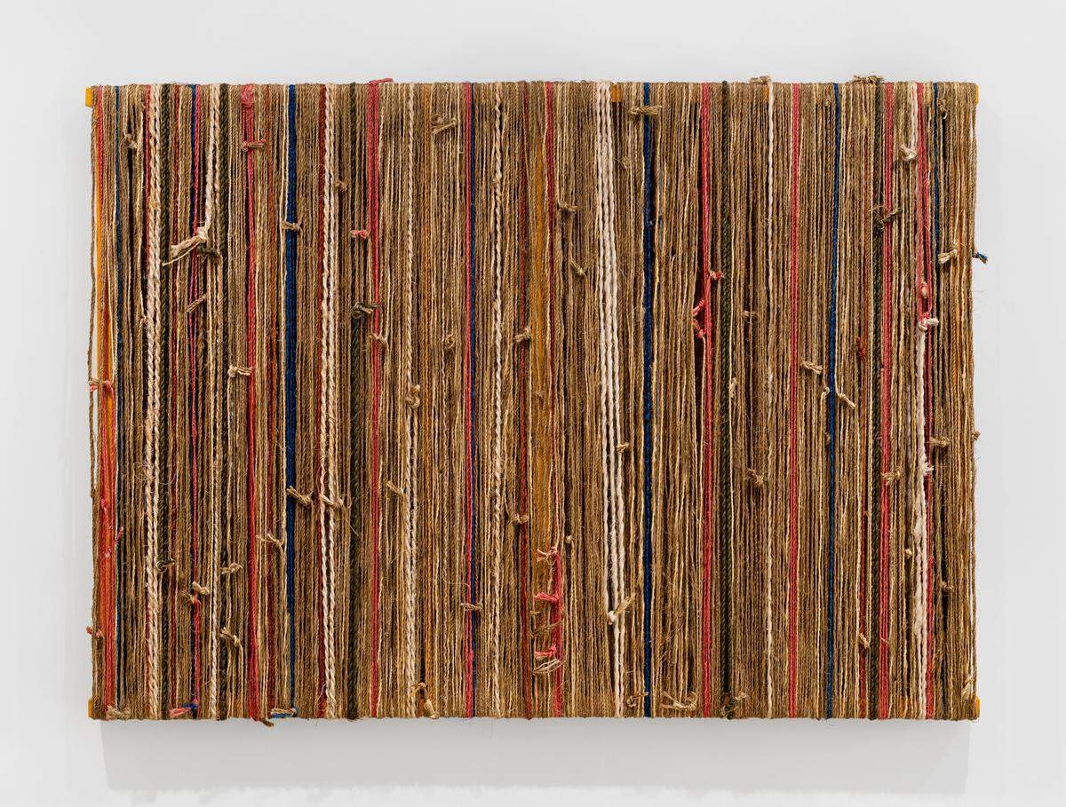 ‘Abuela’, 2020, de Antonio Pichillá Quiacaín (Guatemala, 1982), fibra de maguey pintada, 31.4 x 43.3 x 1.5 pulgadas.