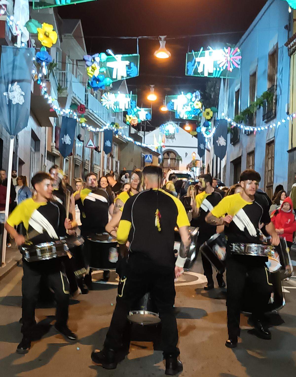 Las Comparsas salen a las calles al anochecer, al son de la tamborada, y dos bandos compiten por ser el mejor.