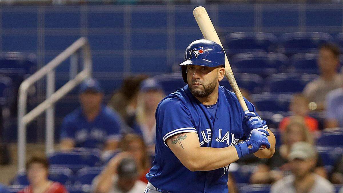 El primera base cubano de los Azulejos Kendrys Morales batea en el primer inning del partido ante los Marlins, el 2 de septiembre de 2018 en Miami.