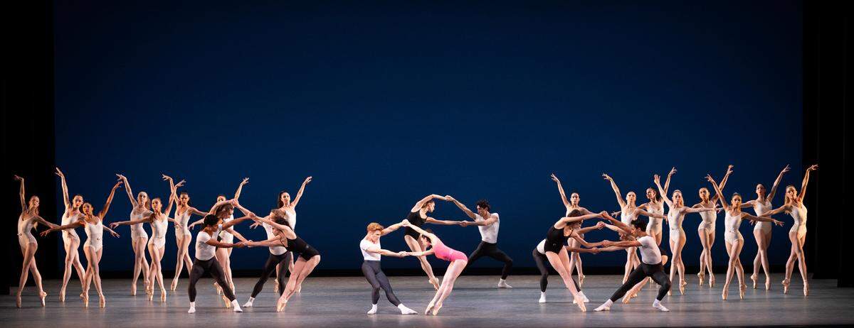  “Cuando vas a una función del Miami City Ballet, puedes ver a alguien en escena con quien puedes relacionarte”, dice Juan José Escalante, director ejecutivo de la compañía. En la foto, los bailarines de Miami City Ballet en “Symphony in Three Movements” de George Balanchine. 