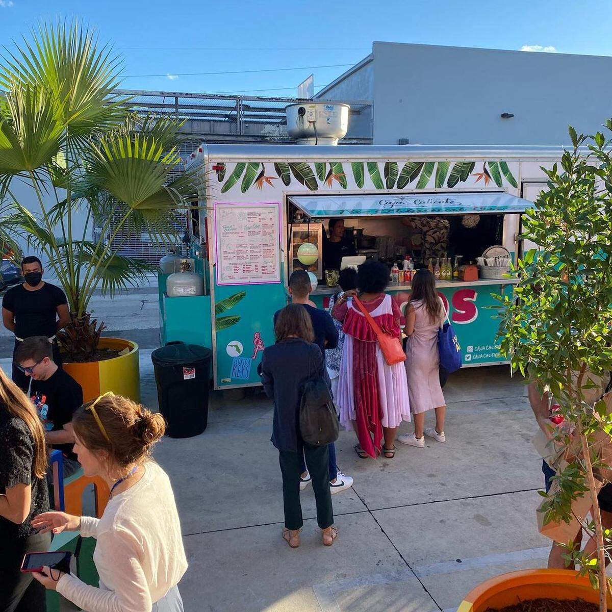 Caja Caliente sirve tacos y se ha expandido a un camión de comida más grande, estacionado permanentemente, con un patio al aire libre adjunto.