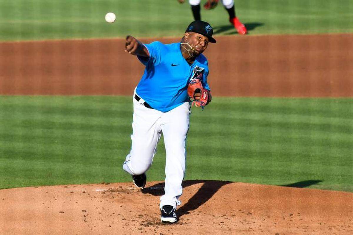 Sixto Sánchez fue una figura que se echó de menos en el primer día de la primavera. Quién sabe cuándo se le volverá a ver en el uniforme de los Marlins, pero esa imagen tardará un poco, de acuerdo con lo revelado por Miami.