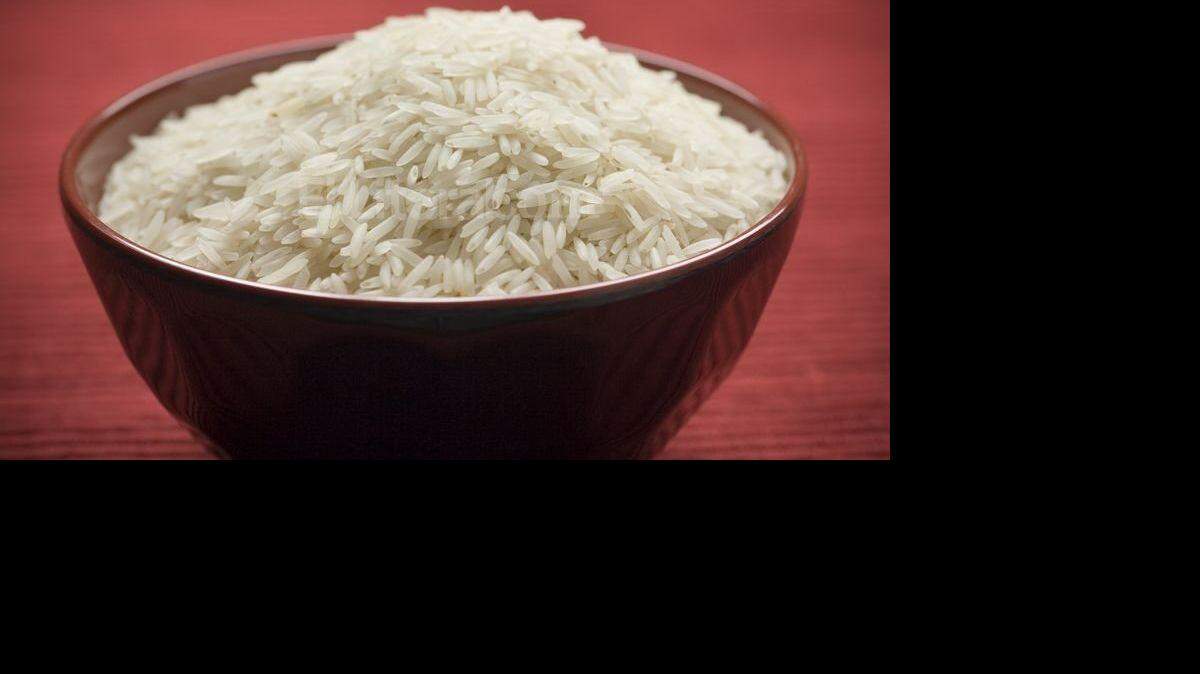 La preparación del cereal se basa en añadir una cucharada de aceite de coco en la olla cuando el agua está hirviendo, luego echar el arroz, cocerlo 40 minutos a fuego lento, dejarlo reposar en el frigorífico durante 12 horas y luego calentarlo de nuevo para su consumo.