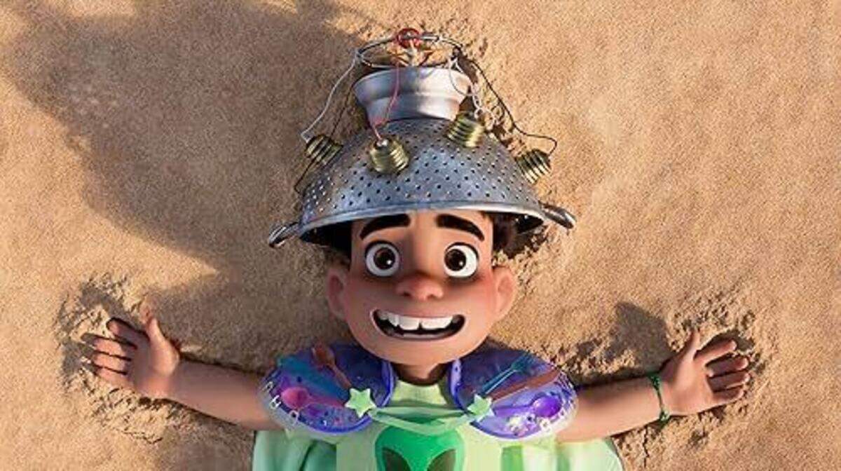 El pequeño Elio vive en una base militar al norte de California, es de ascendencia dominicana y mexicana, y se adentra a una aventura en el espacio tras ser abducido por extraterrestres.