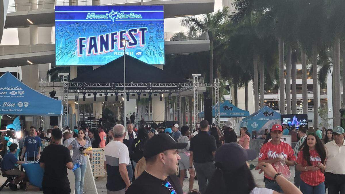 Entre el optimismo y la duda, miles de aficionados acuden a la fiesta de los Marlins en el loanDepot park
