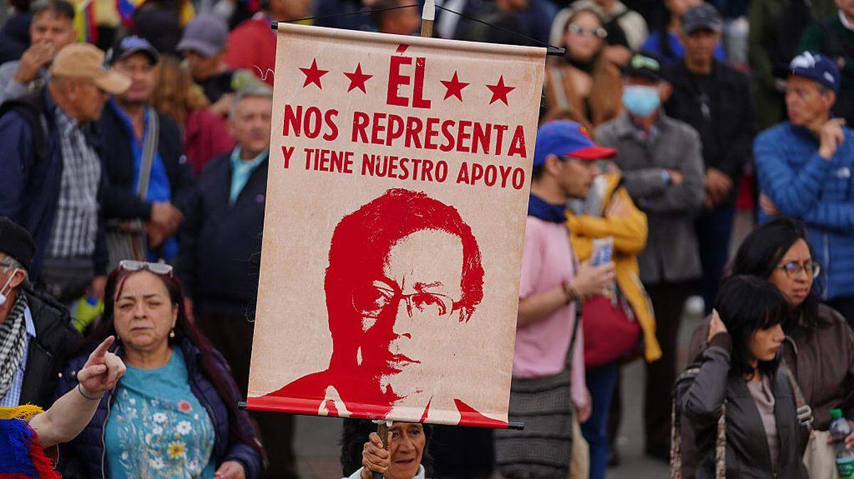 Un manifestante sostiene un cartel durante una protesta en apoyo al presidente colombiano Gustavo Petro, el miércoles 7 de enero de 2026, en Bogotá, Colombia.