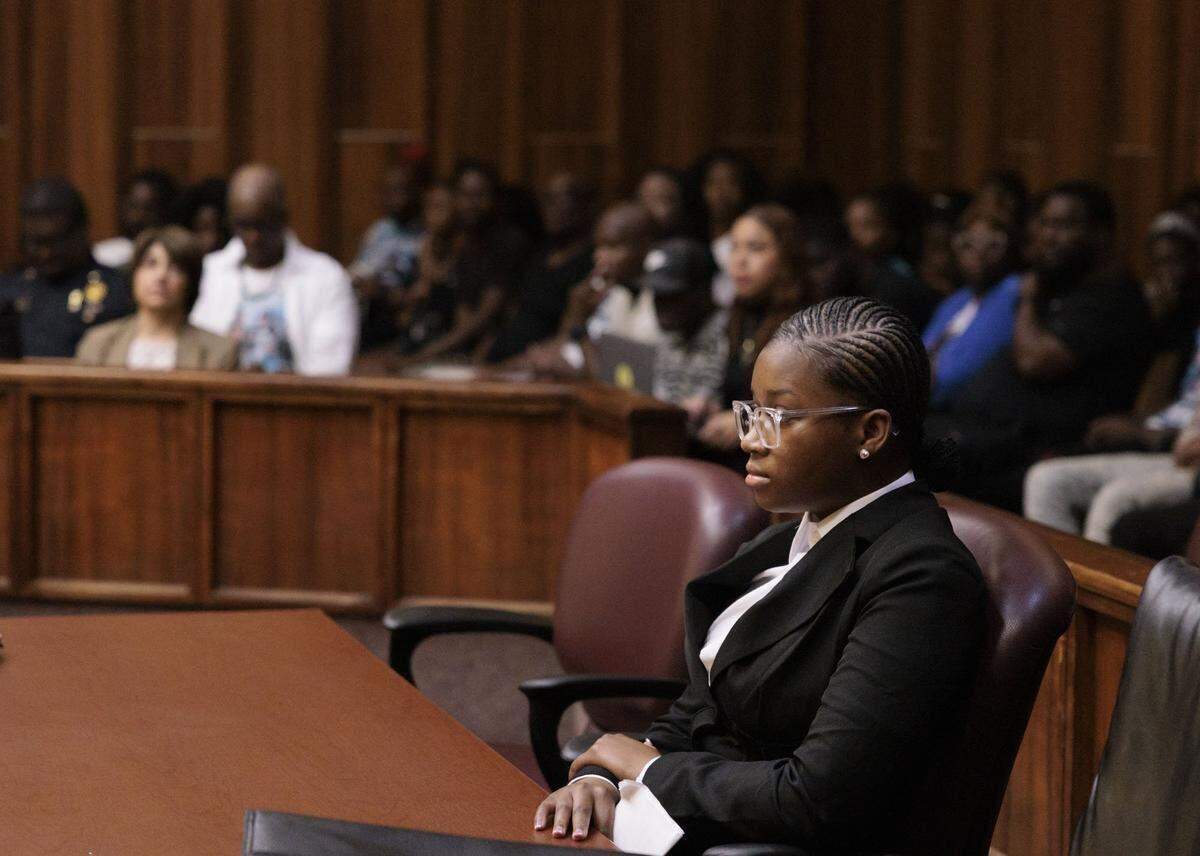 Jahara Malik permanece sentada durante su audiencia de sentencia en una sala del tribunal repleta de familiares de la víctima, tras haberse declarado culpable del cargo de homicidio por el apuñalamiento mortal de Yahkeim Lollar, estudiante de la escuela secundaria Miami Northwestern Senior High.