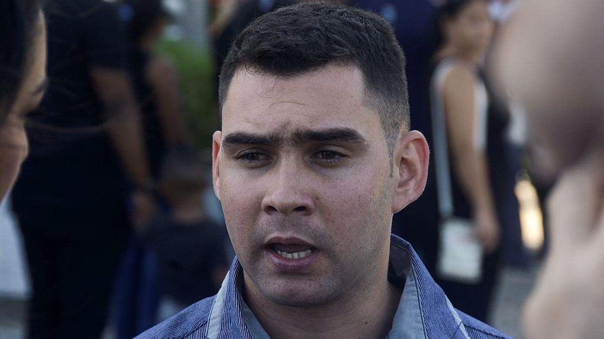 En esta foto de archivo aparece Elián González rindiendo homenaje al líder revolucionario cubano Fidel Castro el 29 de noviembre de 2016, tras su fallecimiento.