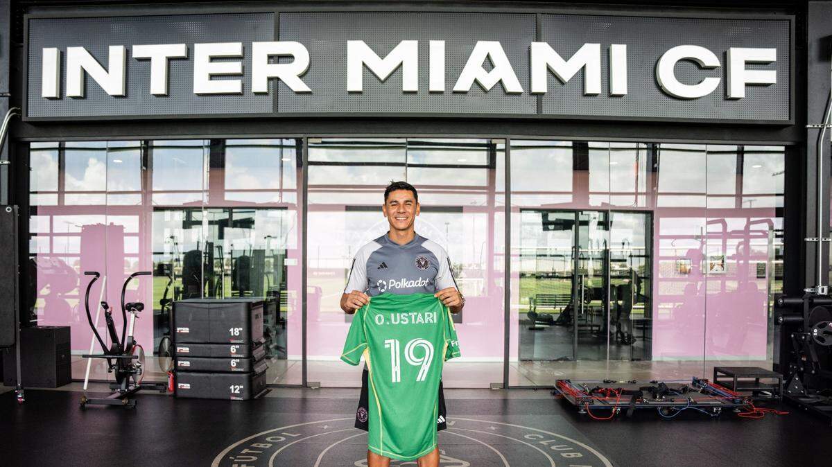 El portero argentino Oscar Ustari posa tras firmar con el Inter Miami el 9 de septiembre.