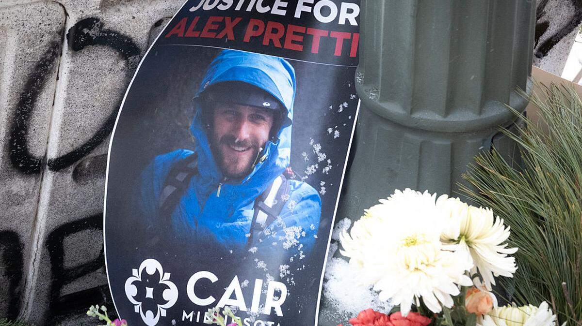 Una fotografía se encuentra en un monumento conmemorativo a Alex Pretti el domingo 25 de enero de 2026, en Minneapolis, Minnesota. Pretti, enfermero de la unidad de cuidados intensivos de un centro médico para veteranos, falleció el sábado tras recibir varios disparos durante un breve altercado con agentes de la patrulla fronteriza en el distrito de Eat Street en Minneapolis.