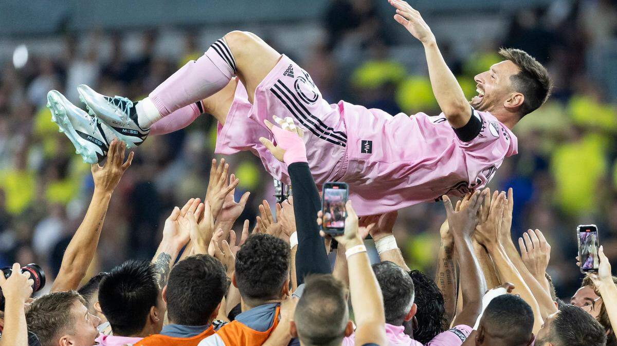 Los jugadores de Inter Miami levantan al delantero de Inter Miami Lionel Messi (10) después de derrotar a Nashville SC en la final de la Leagues Cup en GEODIS Park el sábado 19 de agosto de 2023 en Nashville, Tennessee.