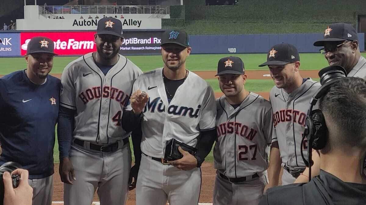 YULI GURRIEL (centro) con su anillo de campeón de la Serie Mundial junto a Martín Maldonado, Yordan Álvarez, José Altuve, Alex Bregman y el manager Dusty Baker (izq. a der.).