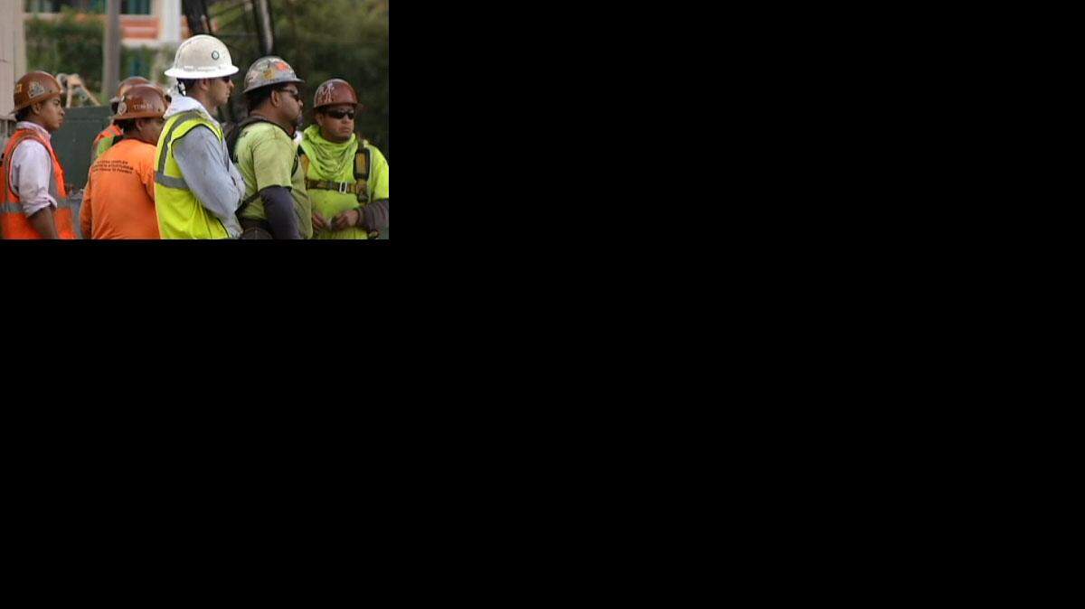 El hombre posiblemente resultó impactado por algún equipo cuando trabajaba en el piso 37 del edificio, ubicado en el 711 NE 29 street. Cortesía NBC6.