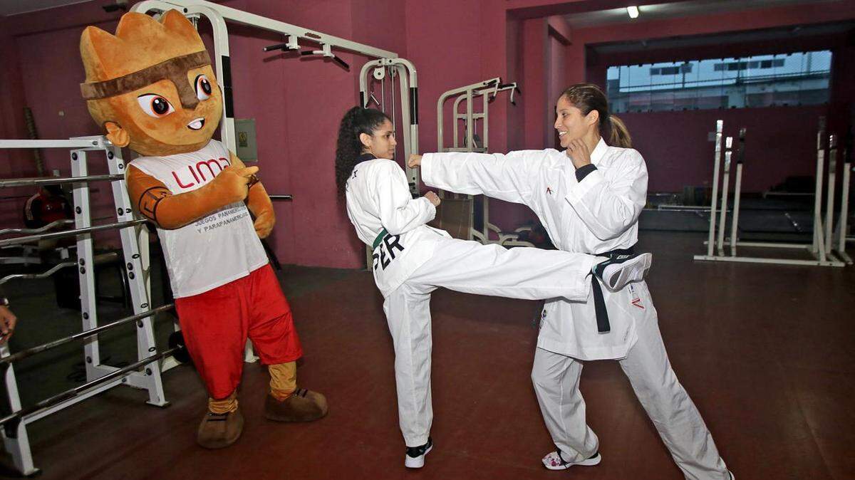 Alexandra Grande, bicampeona panamericana en karate, se entrena con Angélica Espinoza (izq.), especialista en taekwondo y abanderada de Perú para los Juegos Parapanamericanos.