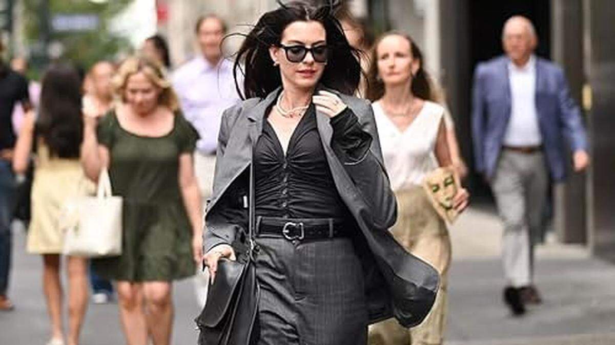 Anne Hathaway durante un evento de promoción lleva un atuendo inspirado en su personaje Andy Sachs.
