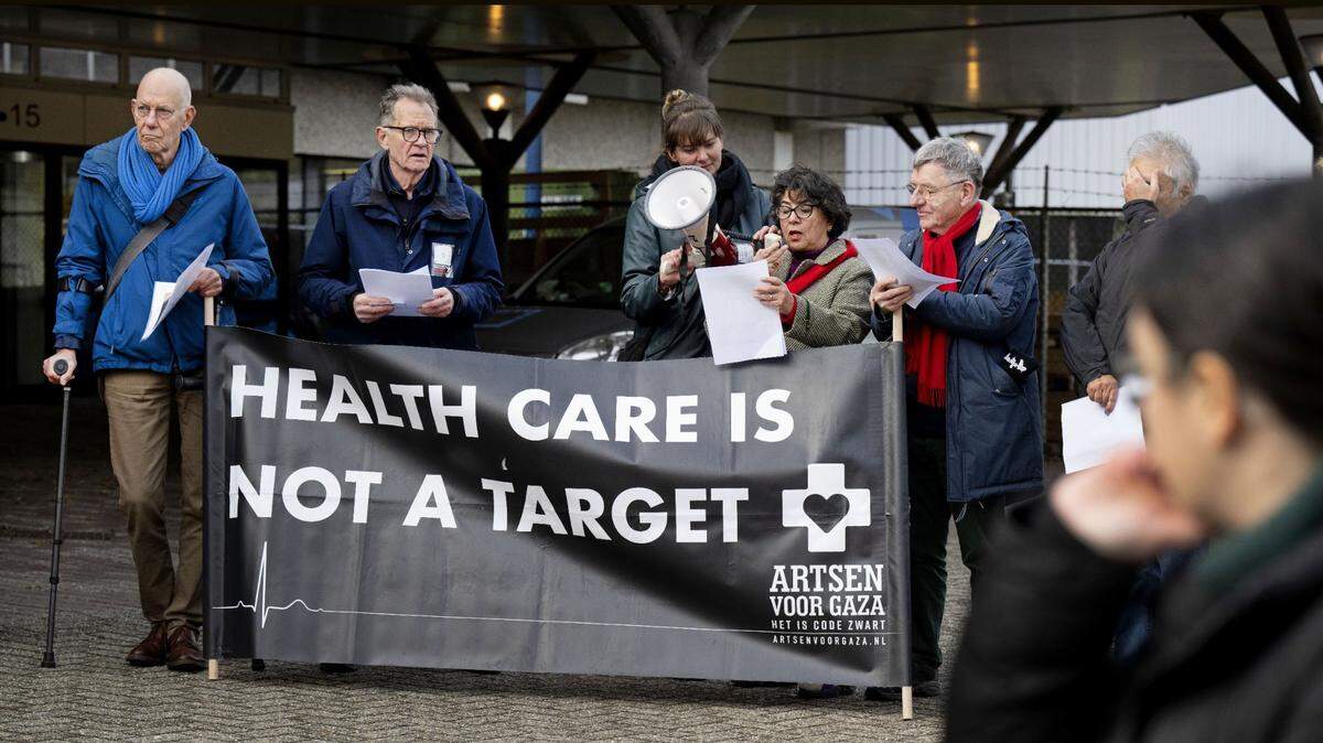 Trabajadores del sector hospitalario protestan por la muerte de empleados de los hospitales en Gaza por bombardeos israelíes, en Amsterdan, Países Bajos, el martes 3 de diciembre de 2024. La pancarta dice “Los trabajadores de la salud no son un blanco”.