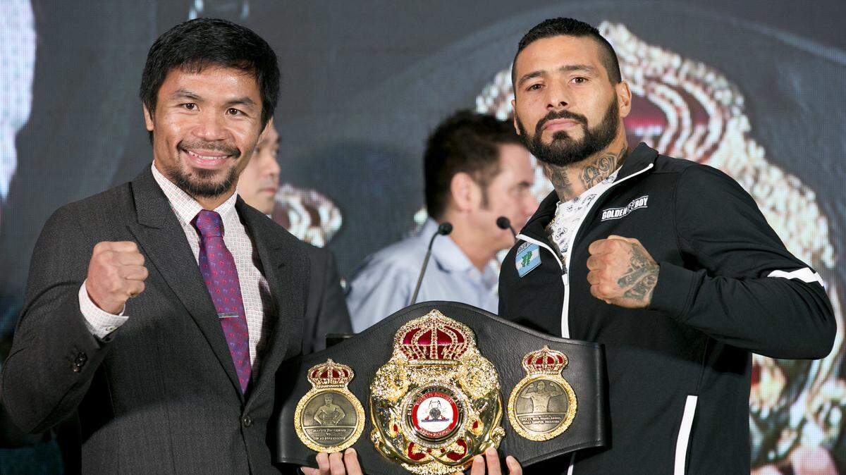 Manny Pacquiao (izq.) y Lucas Matthysse posan en una conferencia de prensa el 12 de julio de 2019 en Kuala Lumpur, Malasia.