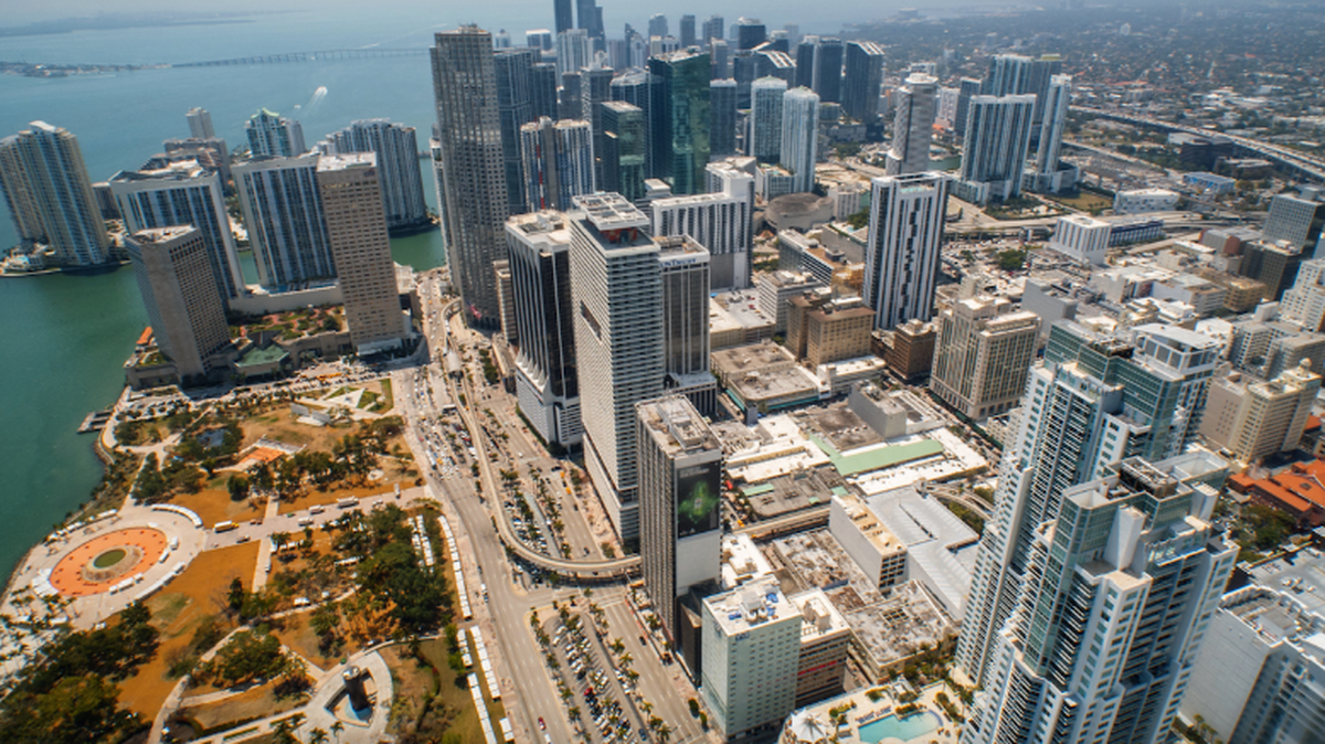 Tour virtual por Biscayne Blvd., del historiador del Museo HistoryMiami. Vea algunos de los primeros edificios del horizonte en desarrollo de Miami, incluida la Miami News Tower y hoteles cercanos como el Alcázar y el Everglades Hotel.