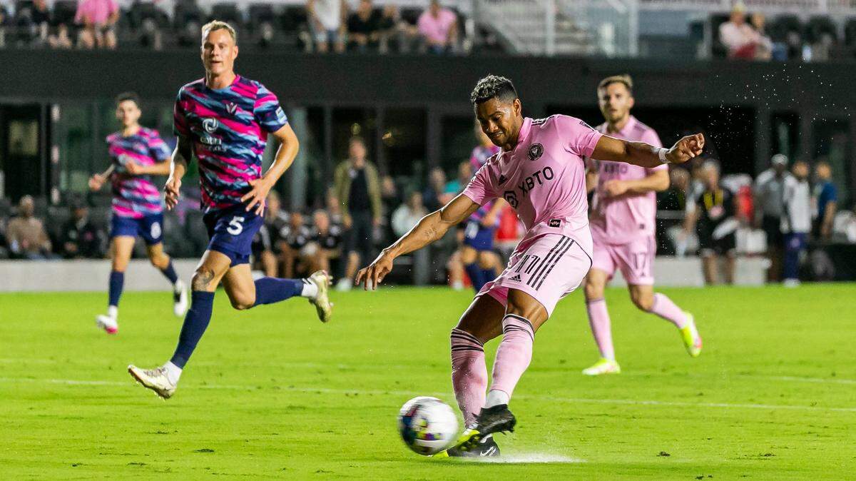 El delantero del Inter Miami Ariel Lassiter anota un gol ante contra el Tormenta FC, en el partido de la Copa de Estados Unidos, celebrado el 10 de mayo de 2022 en el DRV PNK Stadium en Fort Lauderdale, Florida.