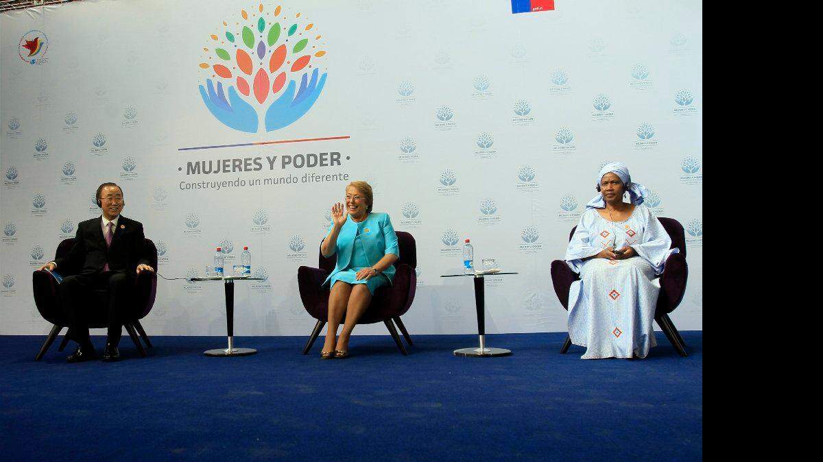 La presidente de Chile, Michelle Bachelet, centro, saluda a la audiencia, junto al Secretario General de las Naciones Unidas Ban Ki-Moon, a la izquierda, y la Directora Ejecutiva de ONU Mujeres Phumzile Mlambo-Ngcuka, durante una conferencia organizada por ONU Mujeres en Santiago, Chile, viernes, febrero 27, 2015.